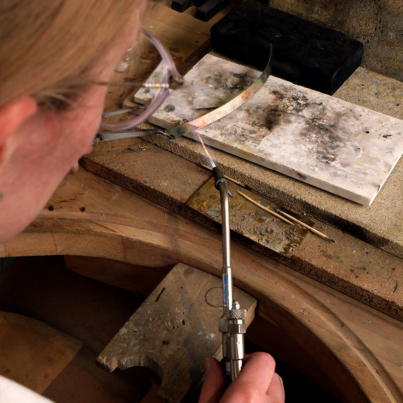 Soudure sur argent lors de l'atelier créer son bracelet.